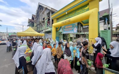 MI Sulaimaniyah Kauman Mojoagung Bagikan 1.200 Ricebowl Takjil kepada Masyarakat